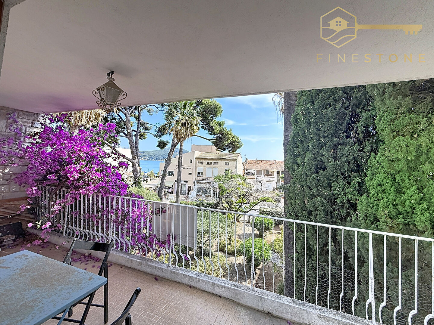 Les Lecques, appartement T3 à rénover avec belle terrasse et vue mer