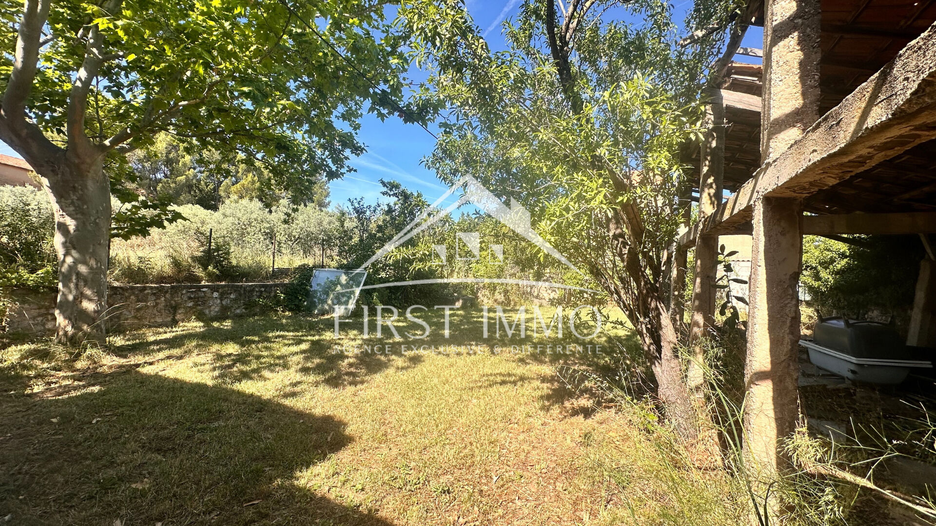 À vendre - Terrain de 725 m² avec grange à rénover - Velaux (13880)