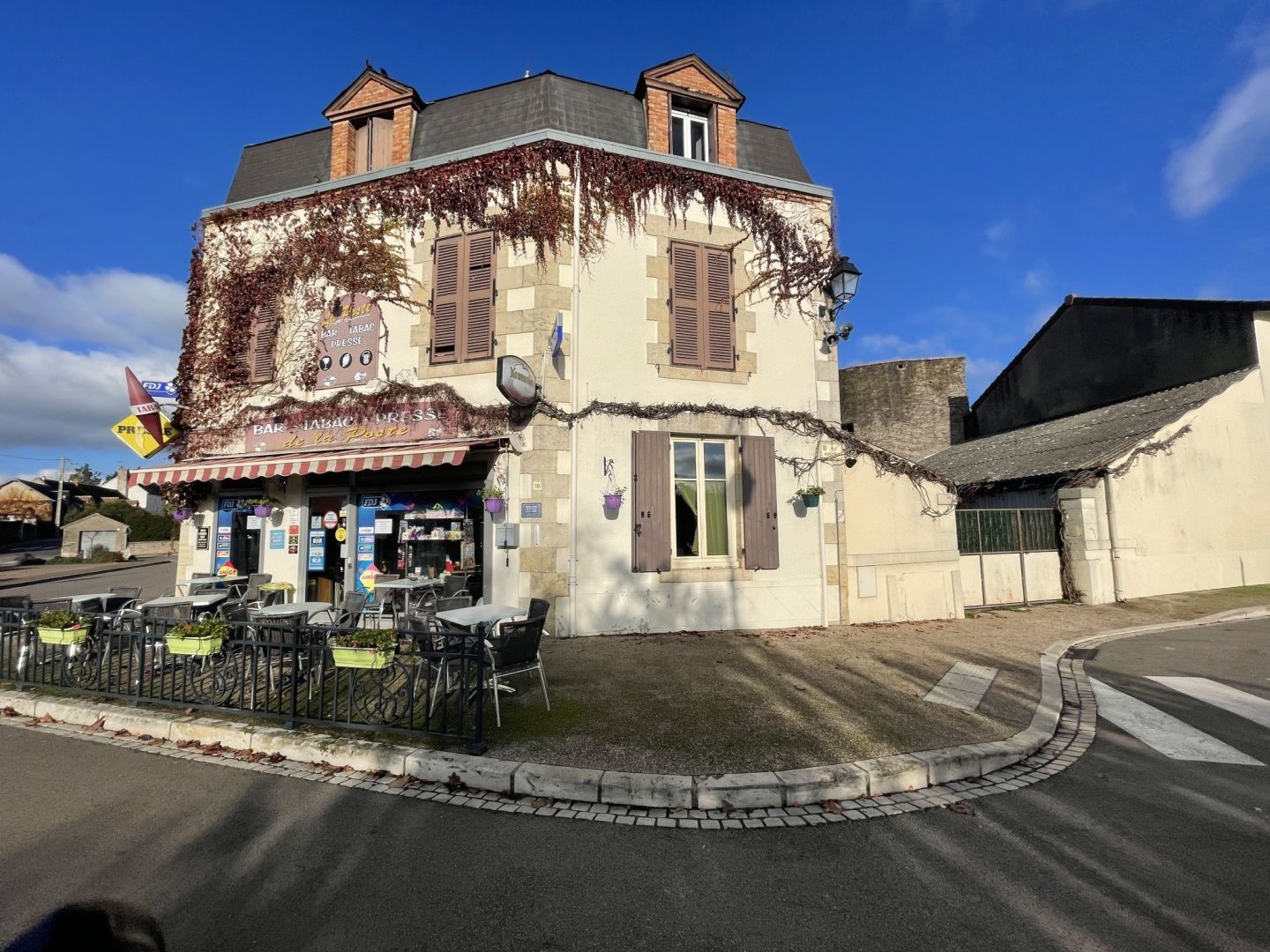 Saint-Pierre le Moutier Murs BAR TABAC