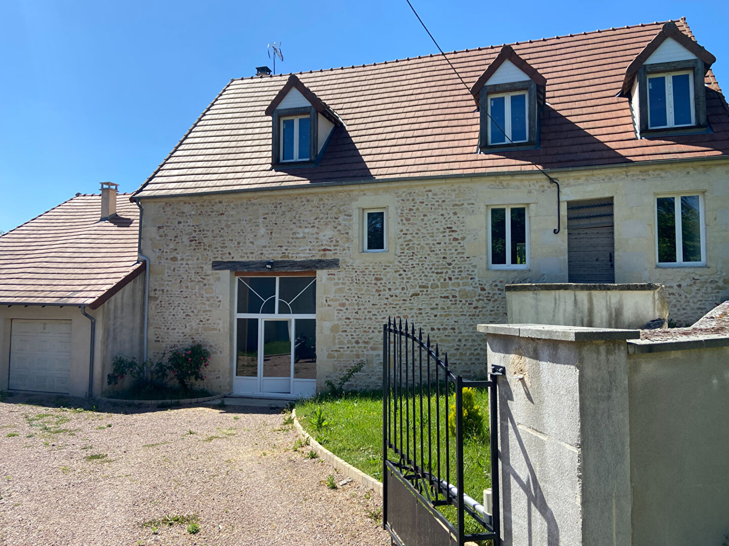 PARIGNY LES VAUX, belle maison en pierre de 173 m² hab restaurée