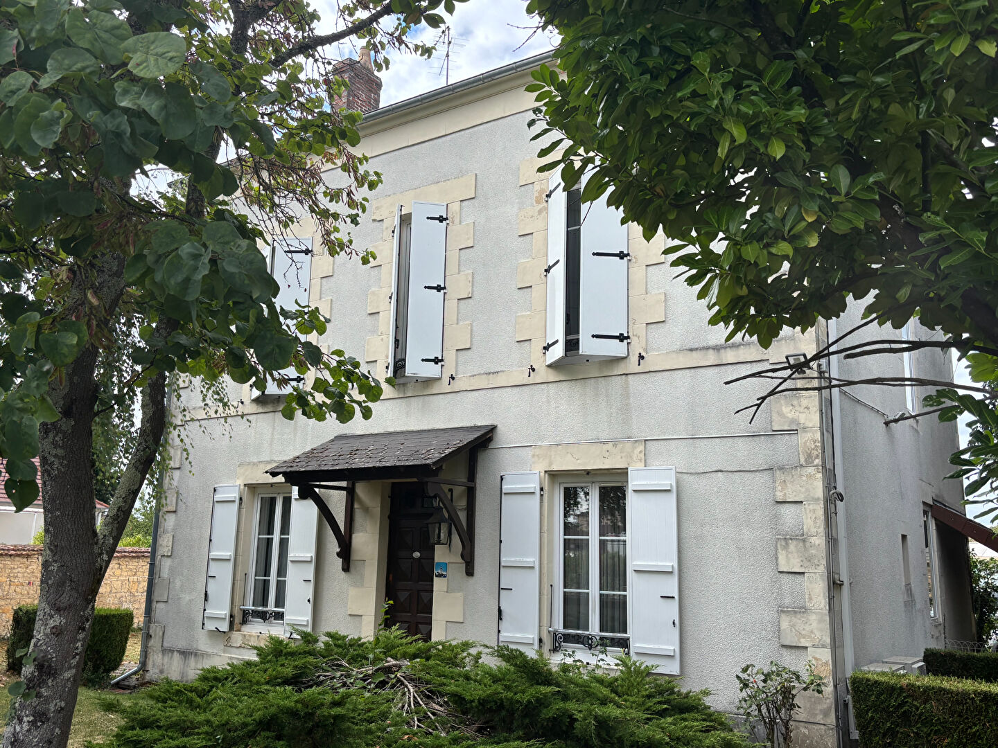 VARENNES VAUZELLES, proche de toutes les commodités, belle propriété avec parc et piscine