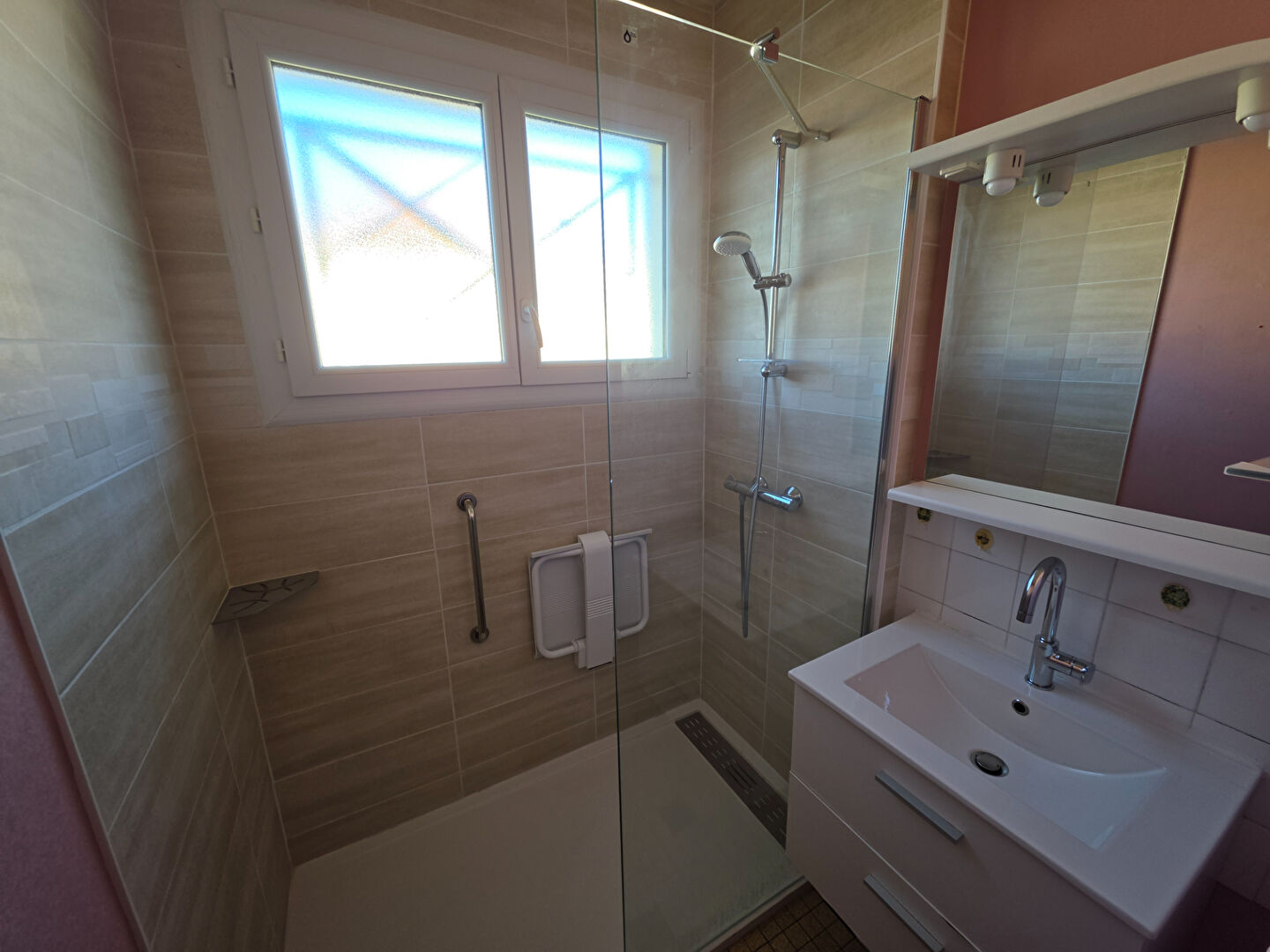 A vendre, maison à Varennes Vauzelles, 2 chambres, jardin, sous-sol.