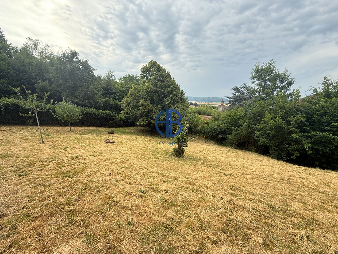 À Semons, découvrez un cadre de vie rare : 981 m2 a construire