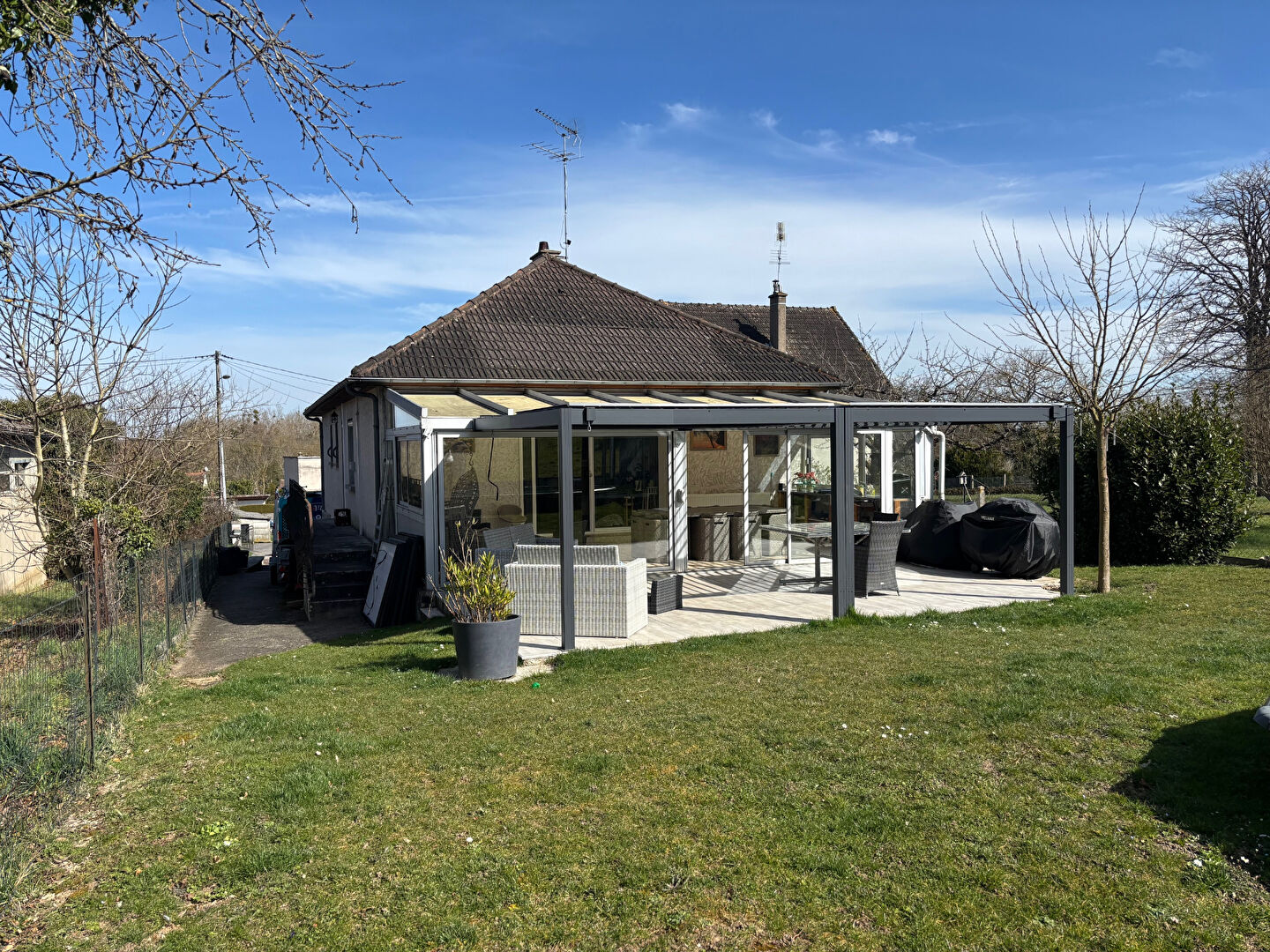 EN VENTE - COSNE SUR LOIRE  - BEAU PAVILLON SUR SOUS-SOL - 4 chambres - Terrain
