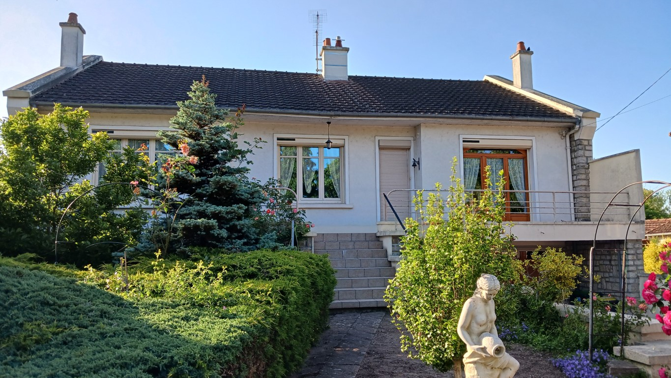 EN VENTE - SANCOINS - Pavillon sur sous-sol ,3 chambres, dépendances et terrain de 1229m² environ