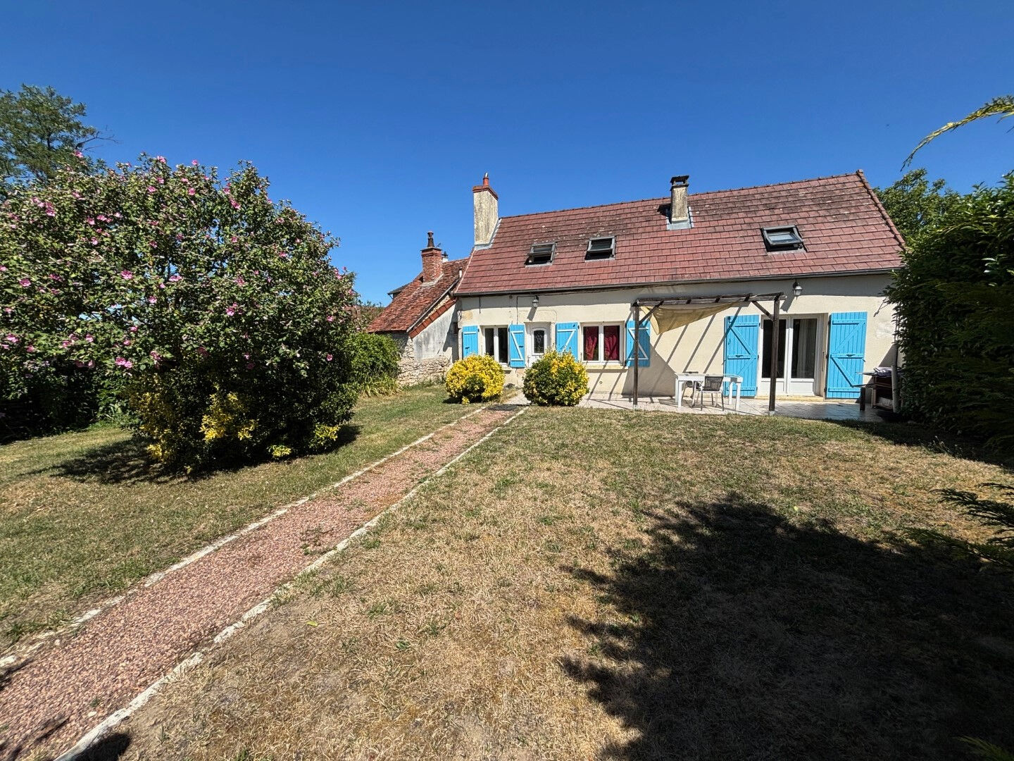 EN VENTE - SAINT ELOI - FERMETTE - 2 CHAMBRES - DOUBLE GARAGE - TERRAIN