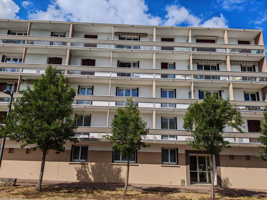 EN VENTE FOURCHAMBAULT  APPARTEMENT 2 CHAMBRES AVEC ASCENSEUR , CAVE ET PARKING