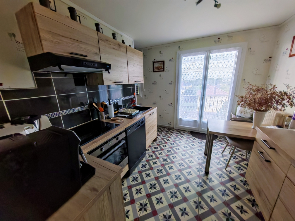 Photo EN VENTE FOURCHAMBAULT  APPARTEMENT 2 CHAMBRES AVEC ASCENSEUR , CAVE ET PARKING image 2/6