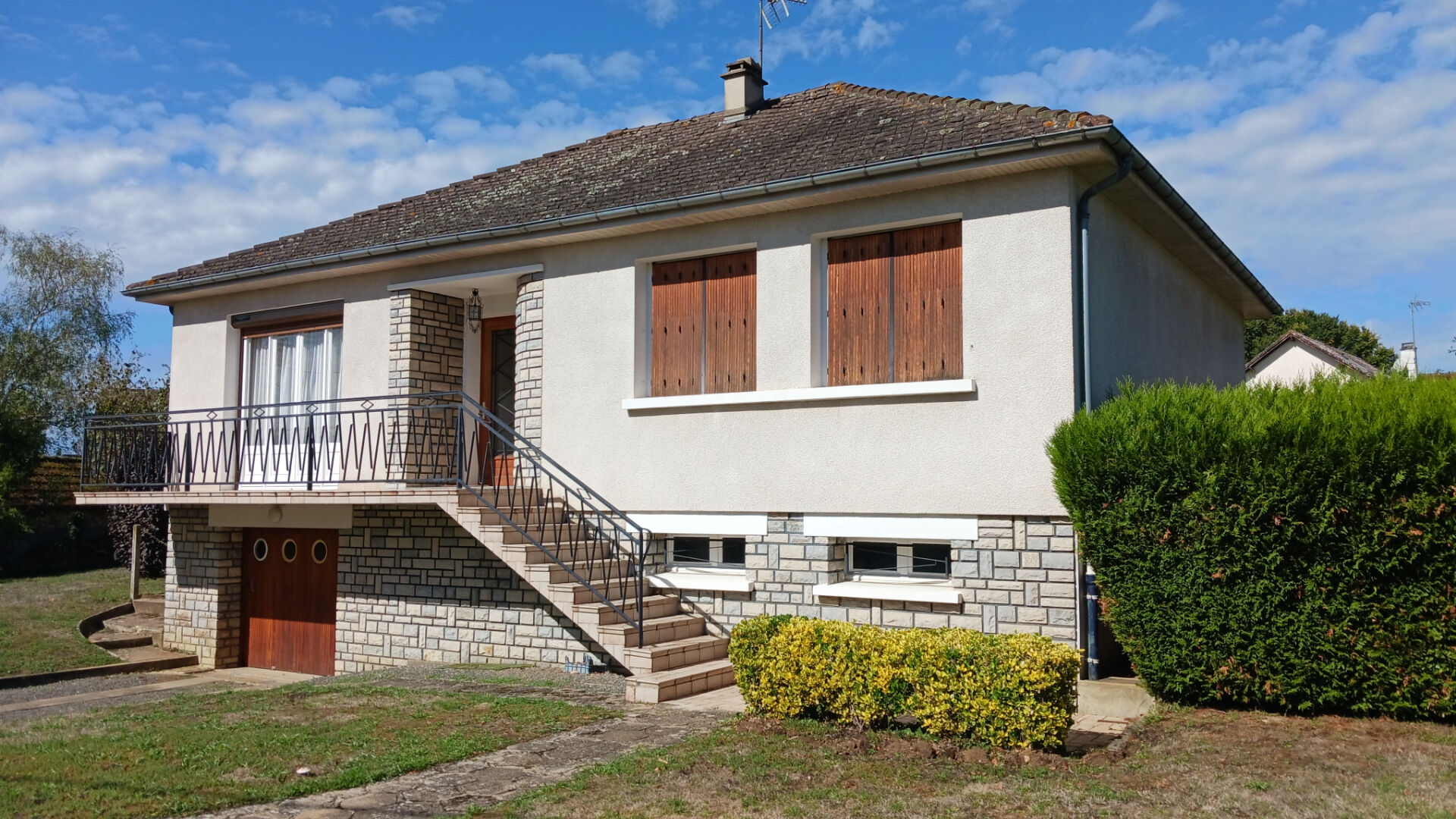 EN VENTE  EN EXCLUSIVIITE LA GUERCHE SUR L'AUBOIS : Pavillon sur sous-sol total, 3 chambres, joli terrain.