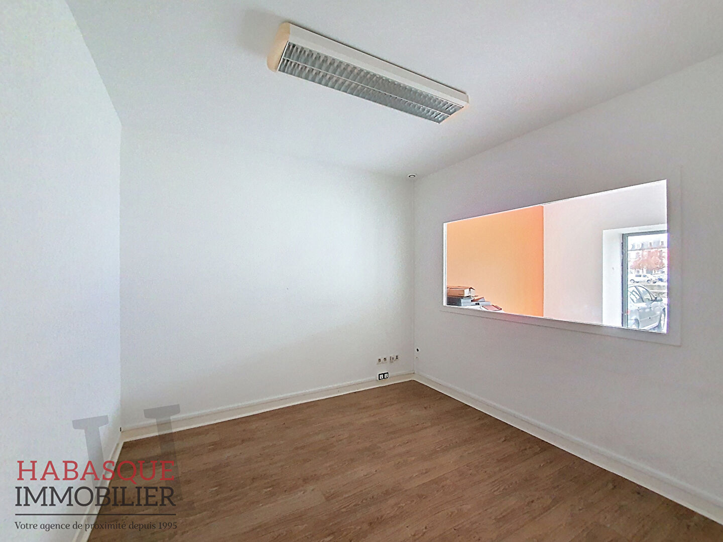 Photo Local commercial Landerneau  47 m2 image 2/4