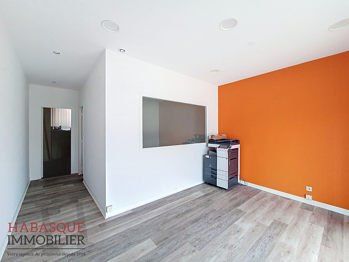 Photo Local commercial Landerneau  47 m2 image 3/4