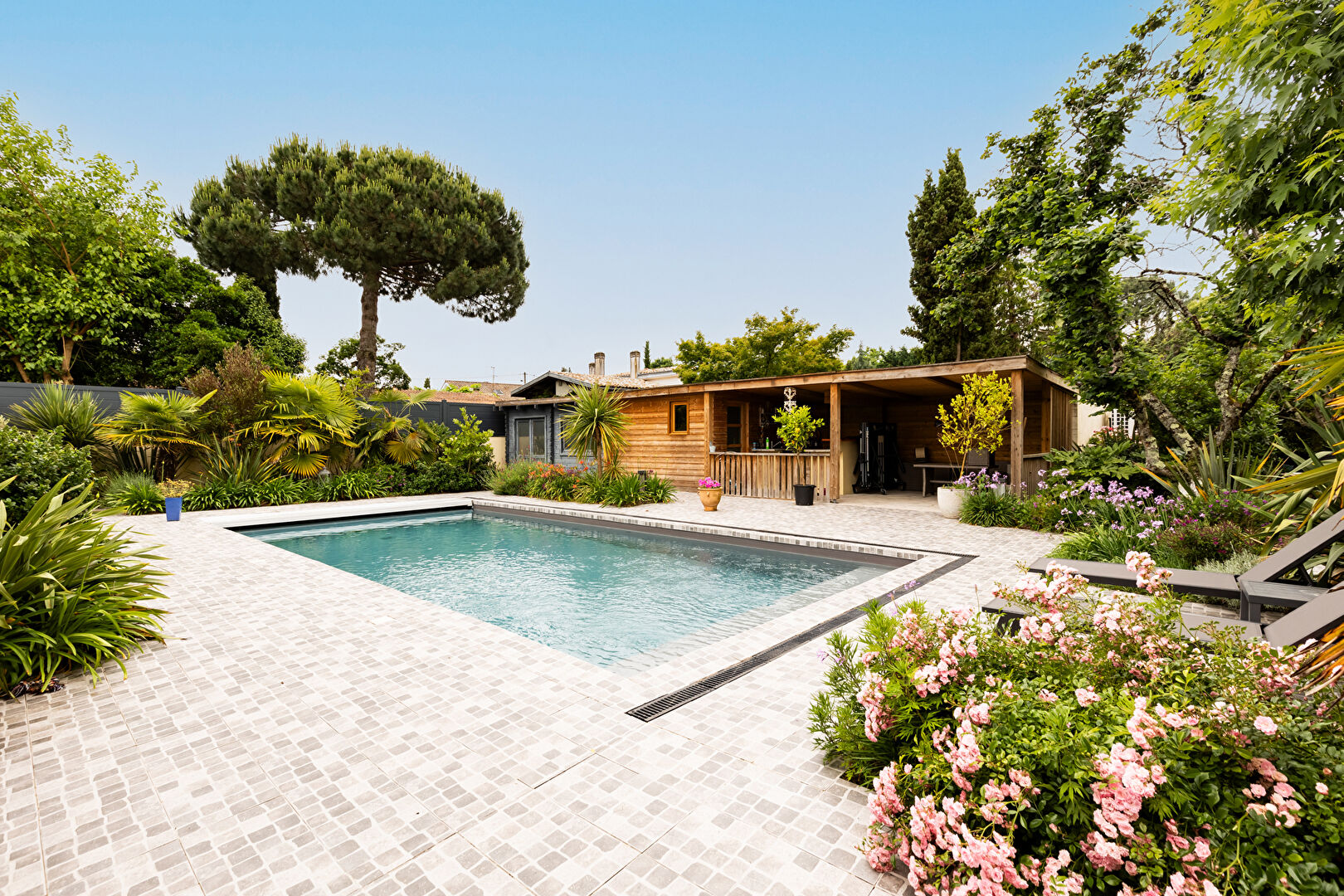 Photo BORDEAUX CAUDERAN ELEGANTE ET LUMINEUSE MAISON FAMILIALE  155 m2 PISCINE JARDIN PAYSAGER CAR PORT image 2/6