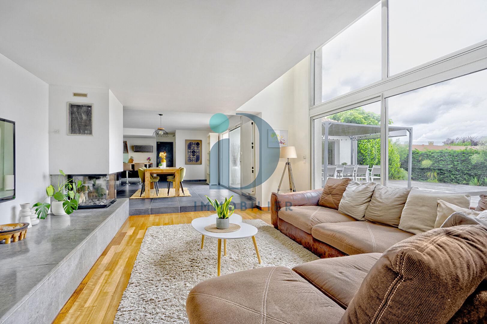 TRESSES Maison d'architecte 188 m2 avec piscine, jardin clos, garage, au calme et proche des commodités à TRESSES