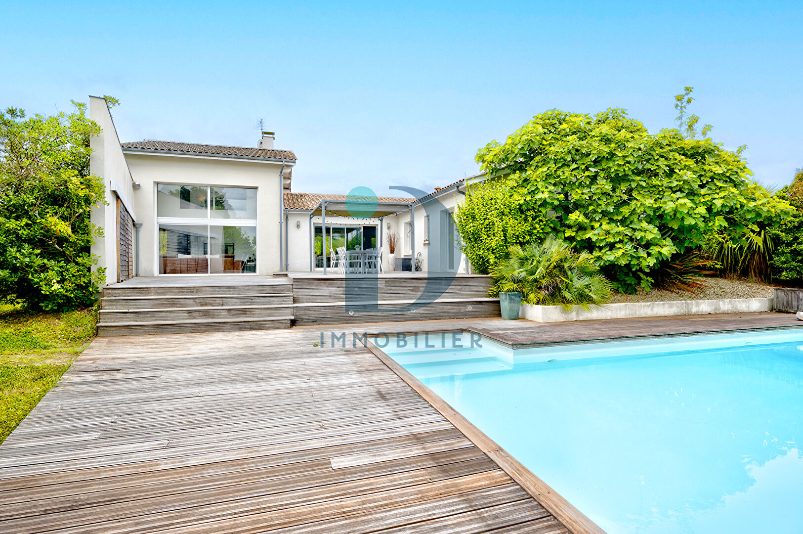 Photo TRESSES Maison d'architecte 188 m2 avec piscine, jardin clos, garage, au calme et proche des commodités à TRESSES image 4/6