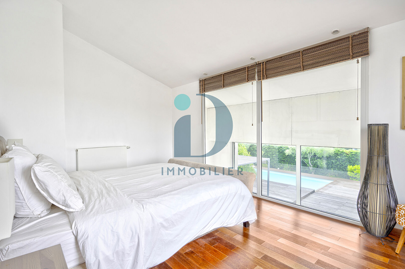 Photo TRESSES Maison d'architecte 188 m2 avec piscine, jardin clos, garage, au calme et proche des commodités à TRESSES image 6/6