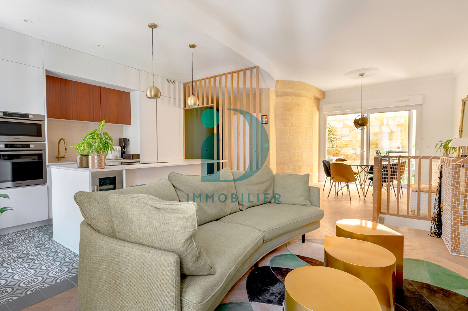 BORDEAUX CHARTRONS Élégant duplex rénové avec goût environ 108 m2, patio