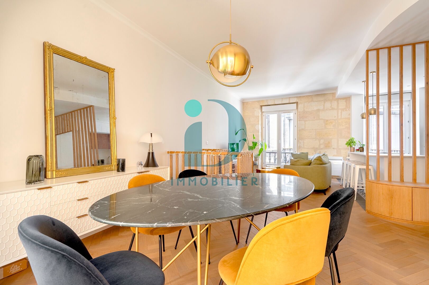 Photo BORDEAUX CHARTRONS Élégant duplex rénové avec goût environ 108 m2, patio image 2/6