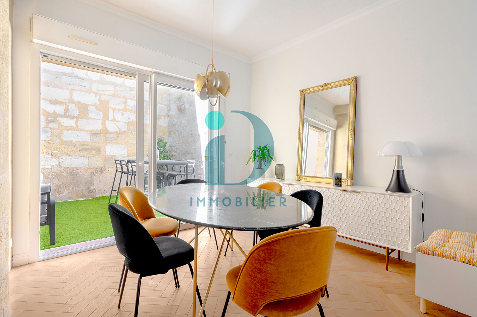 Photo BORDEAUX CHARTRONS Élégant duplex rénové avec goût environ 108 m2, patio image 3/6