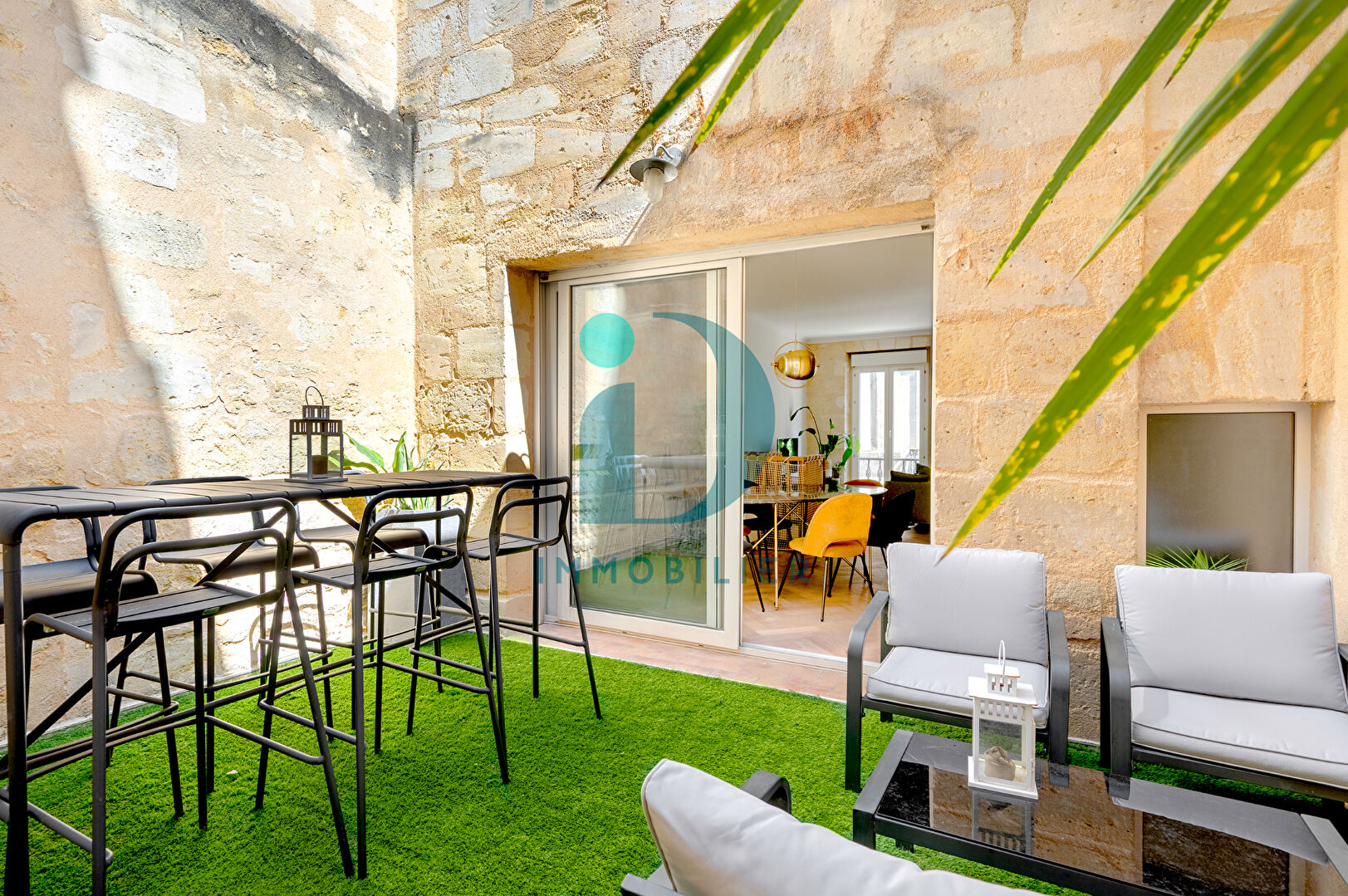 Photo BORDEAUX CHARTRONS Élégant duplex rénové avec goût environ 108 m2, patio image 4/6