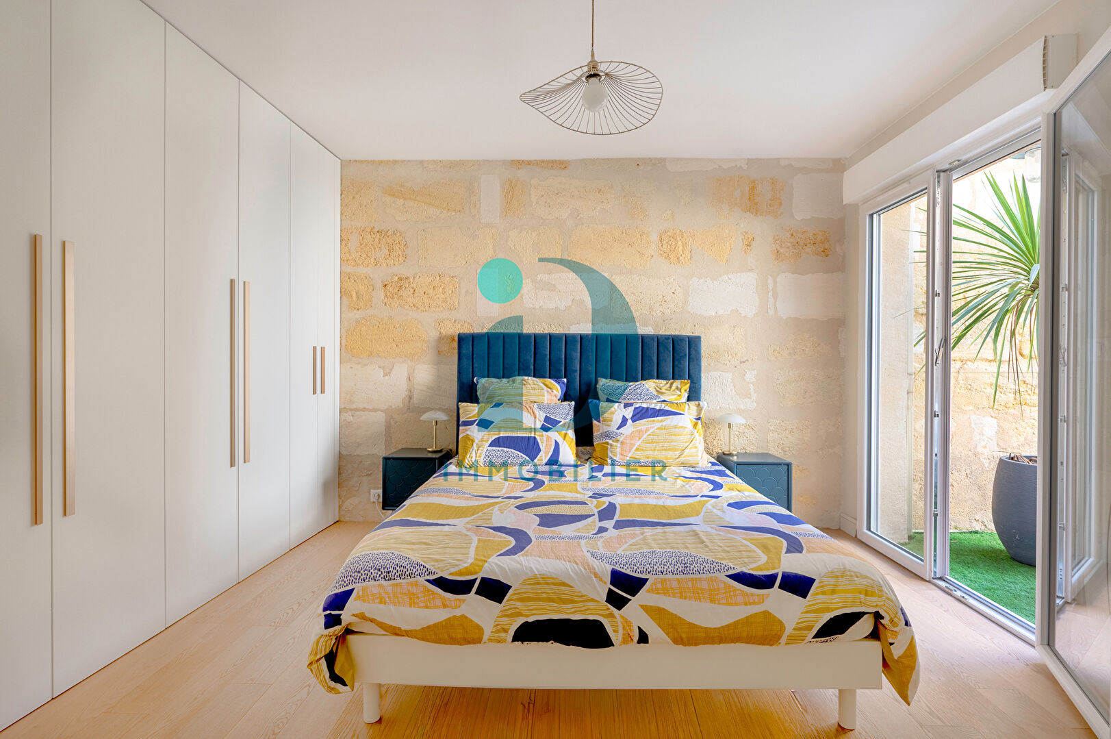 Photo BORDEAUX CHARTRONS Élégant duplex rénové avec goût environ 108 m2, patio image 6/6