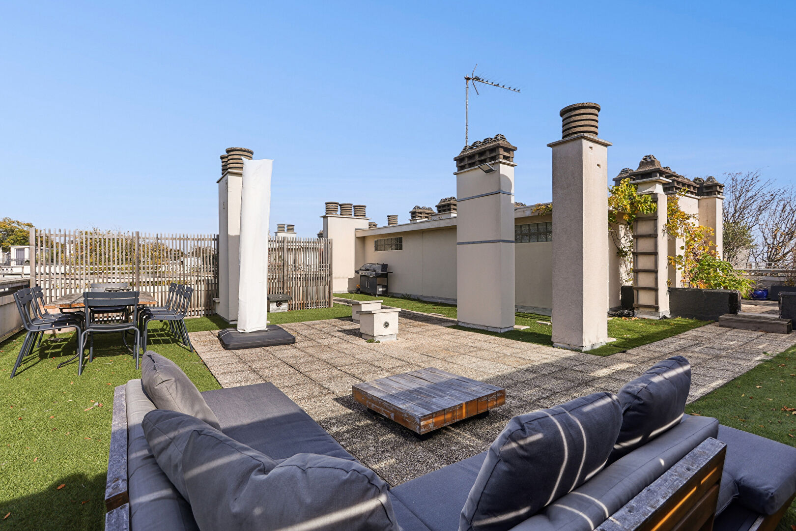 SAINT CLOUD APPARTEMENT D'EXCEPTION 123 M2 ROOFTOP VUE SUR LA TOUR EIFFEL  PARKING  ASCENSEUR