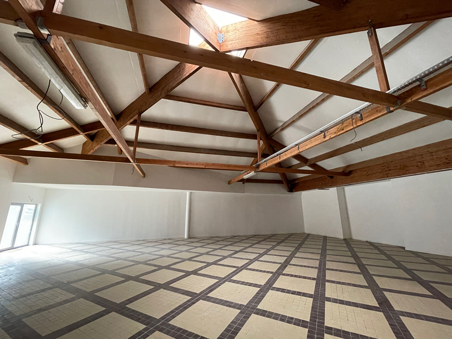 Photo Local commercial Le Palais Sur Vienne 198 m2 image 2/3