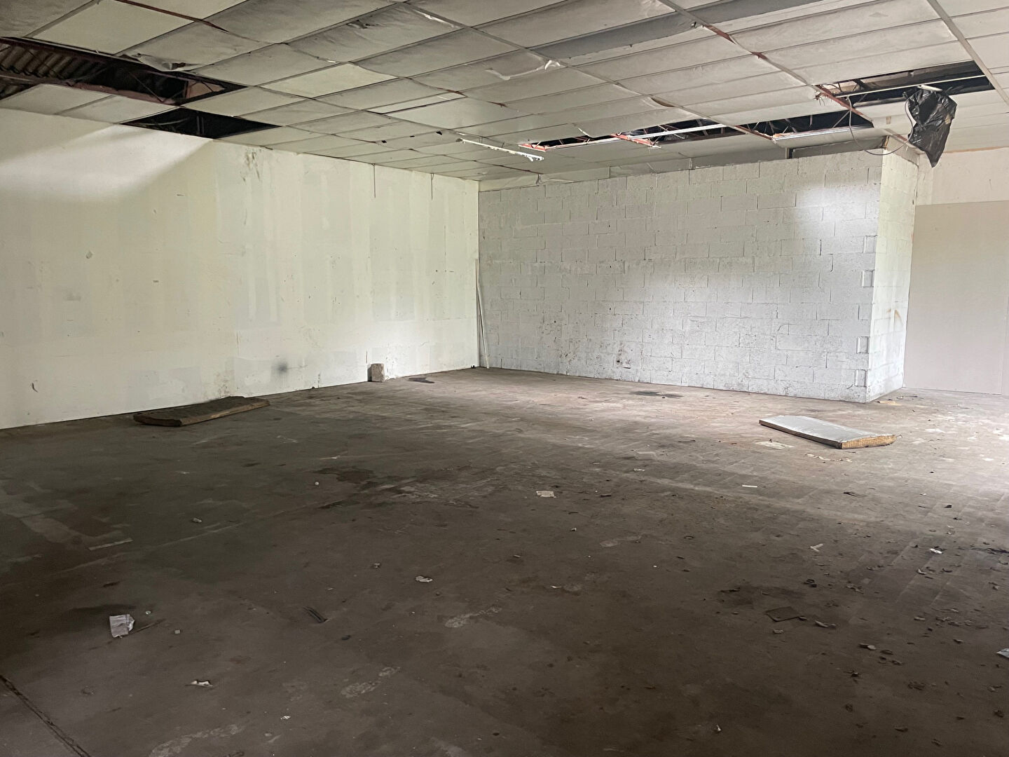 Atelier ou stockage Le Palais Sur Vienne 150 m2