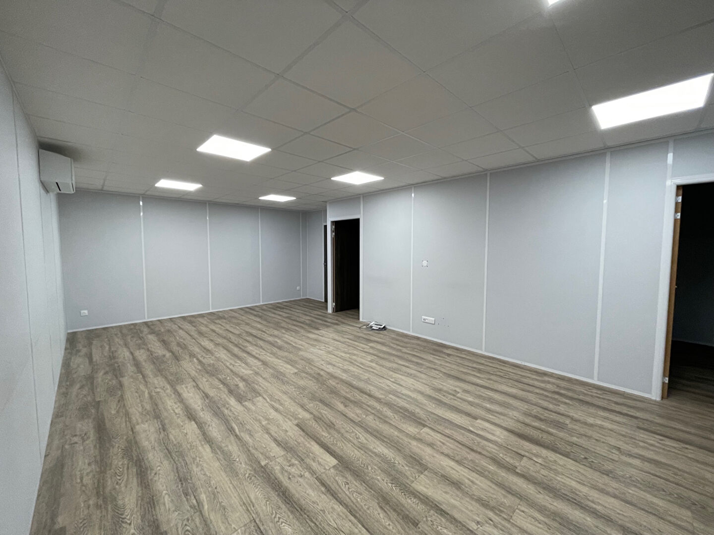 Local commercial Le Palais Sur Vienne 99 m2