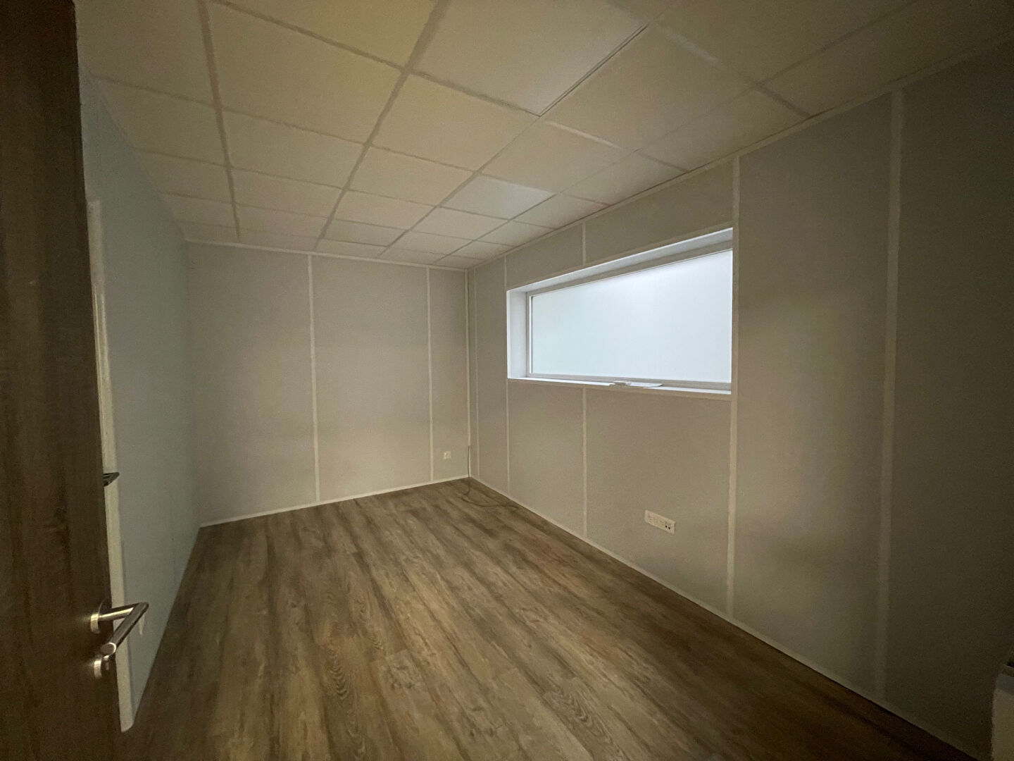 Photo Local commercial Le Palais Sur Vienne 99 m2 image 2/5