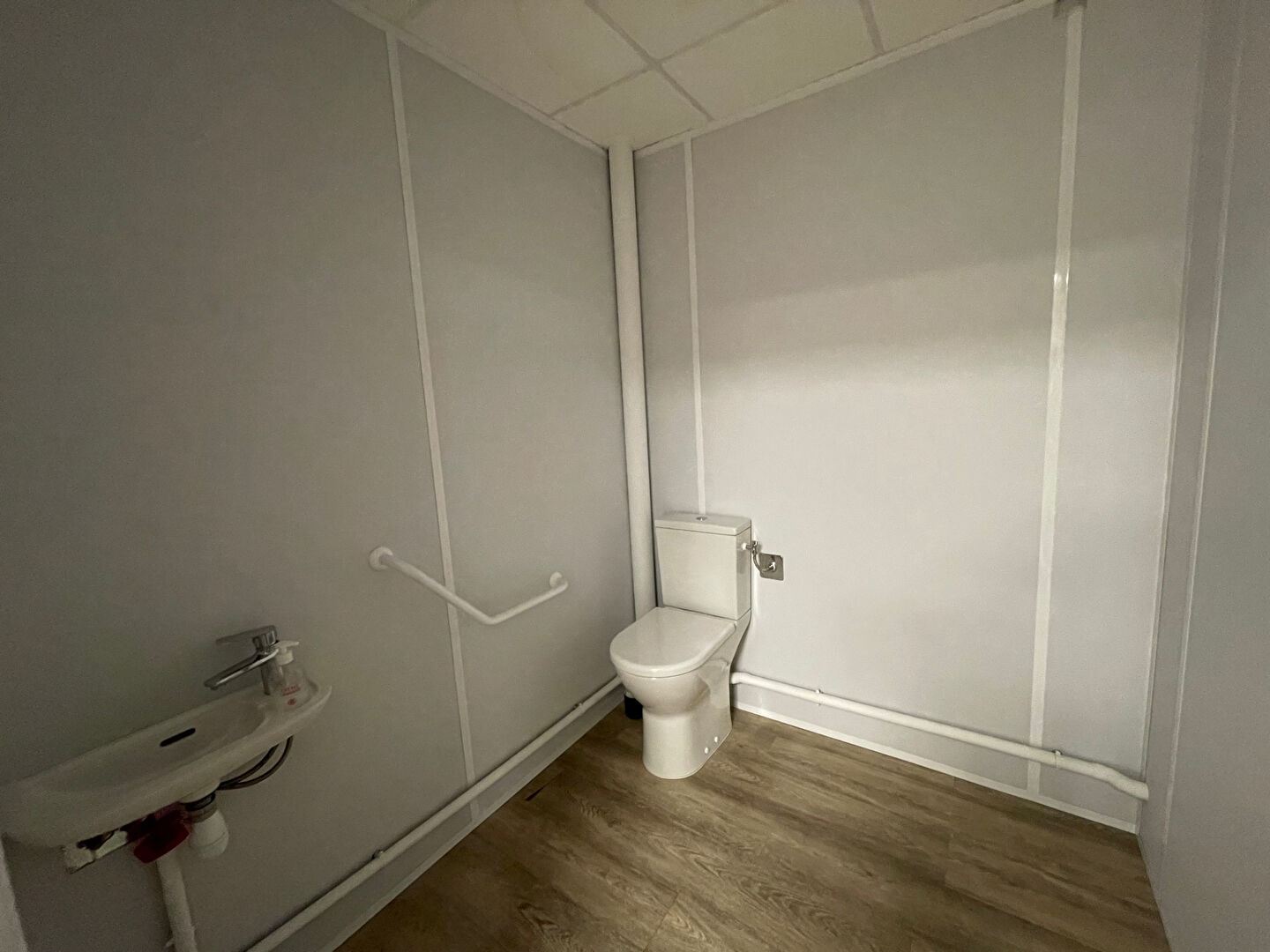 Photo Local commercial Le Palais Sur Vienne 99 m2 image 4/5