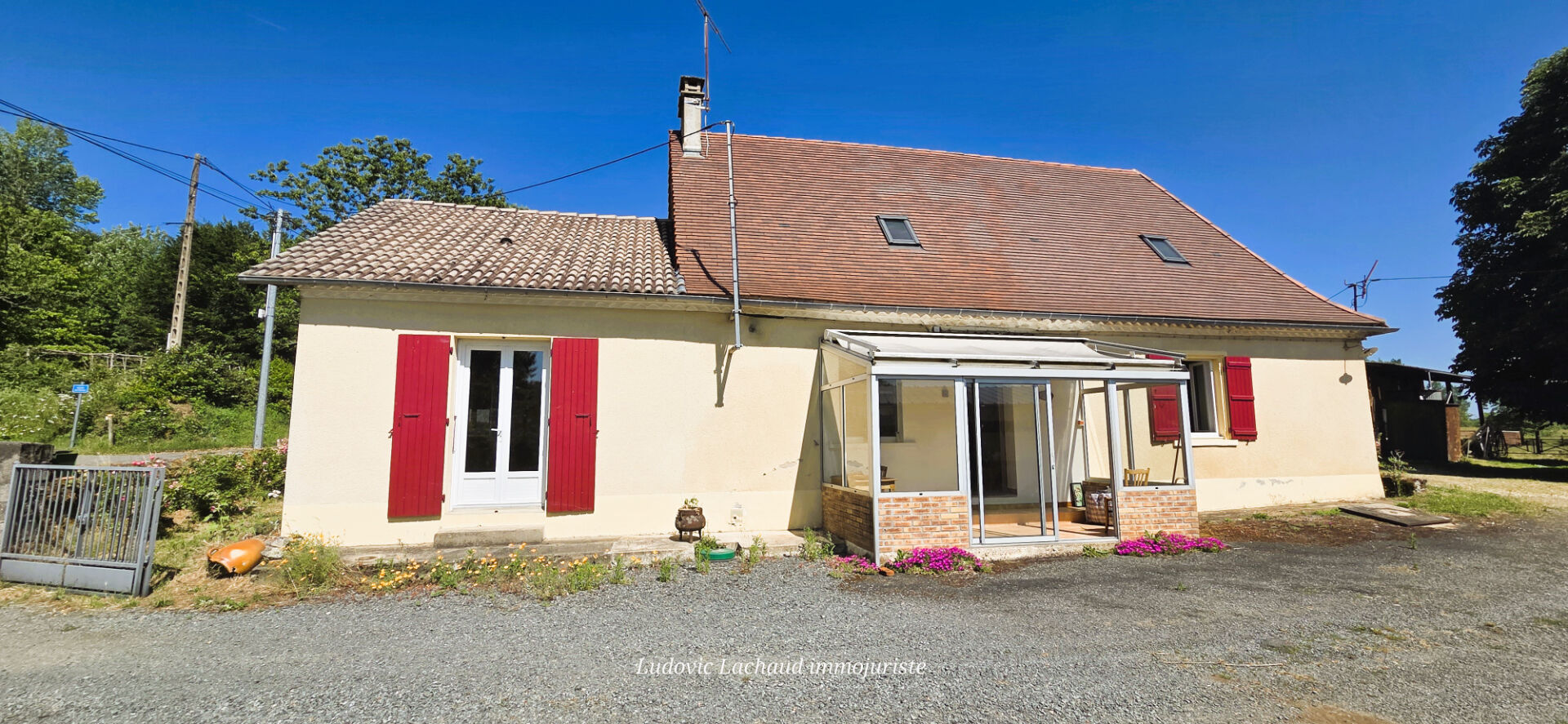 Maison Périgourdine de 99m² avec des dépendances.
