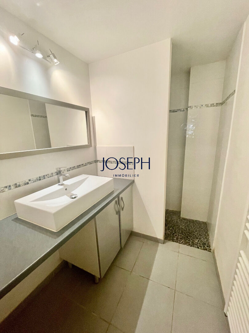 Photo CHALETS - Agréable T2 bis rénové en rez-de-chaussée d'un petit immeuble image 4/5