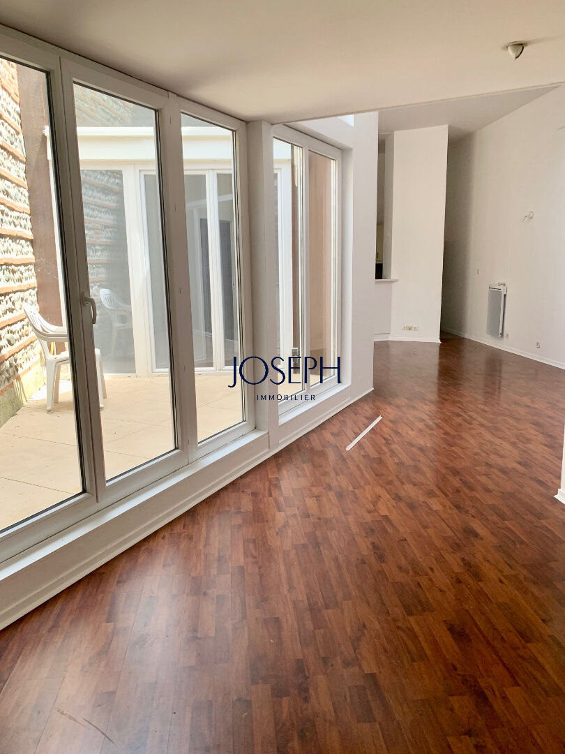 Photo MARENGO MEDIATHEQUE - Grand T3 mezzanine atypique de 87 m² avec patio image 2/5