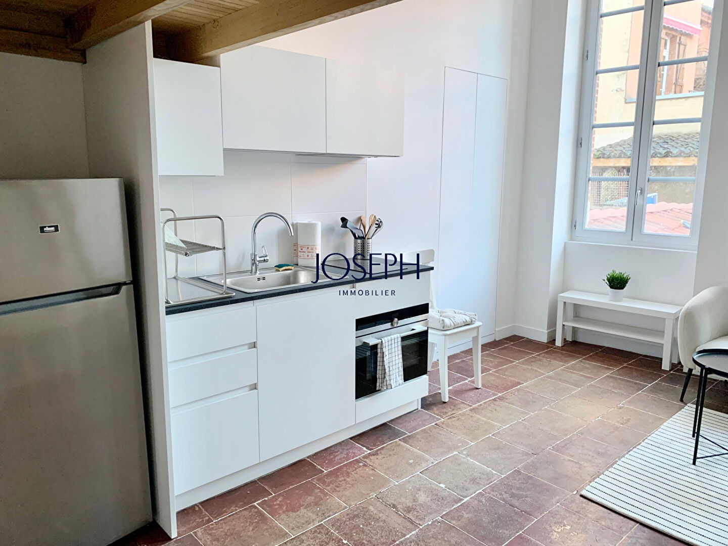 PLACE DUPUY - Beau T1 mezzanine meublé dans immeuble ancien de standing rénové