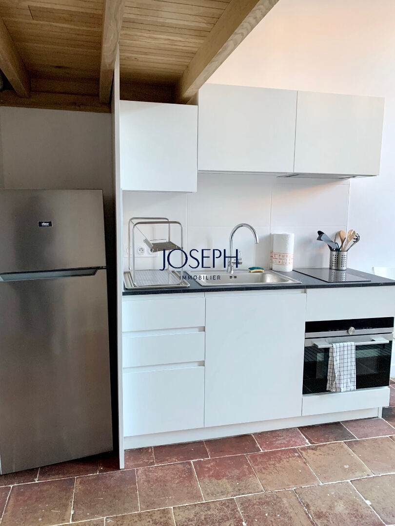 Photo PLACE DUPUY - Beau T1 mezzanine meublé dans immeuble ancien de standing rénové image 3/5