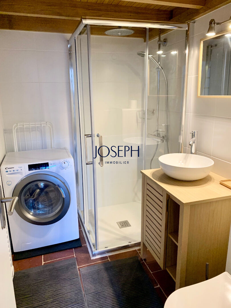 Photo PLACE DUPUY - Beau T1 mezzanine meublé dans immeuble ancien de standing rénové image 4/5