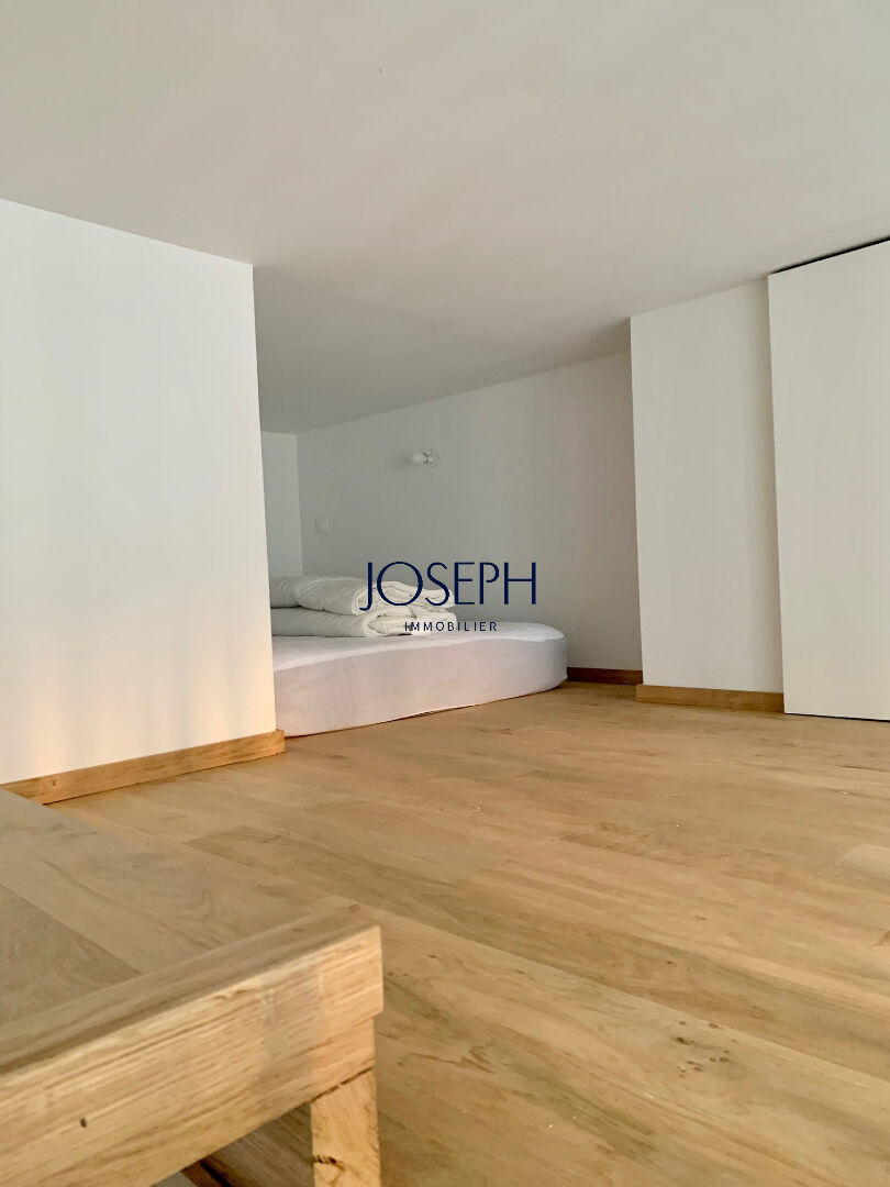 Photo PLACE DUPUY - Beau T1 mezzanine meublé dans immeuble ancien de standing rénové image 5/5