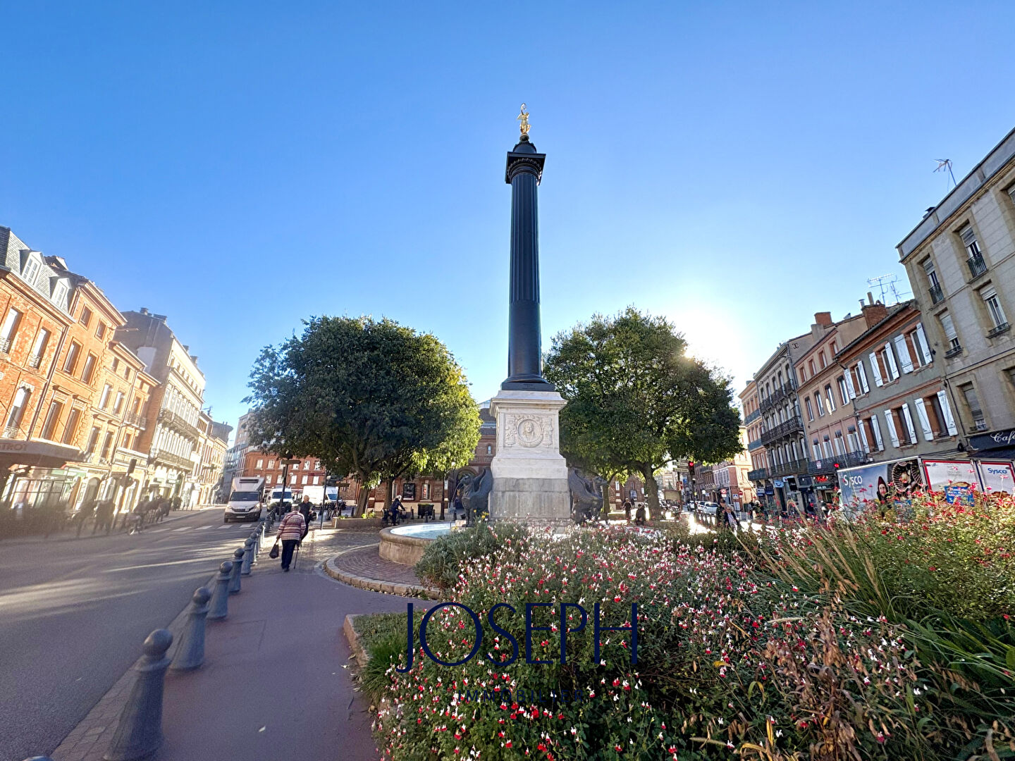 DUPUY, T4 DE 139 M² AVEC GARAGE ET CELLIERS.