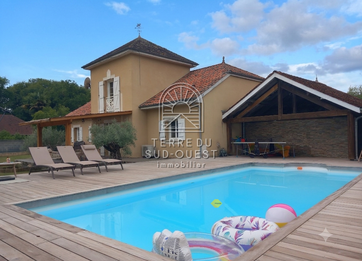 Maison familiale soignée avec piscine et espaces de vie généreux