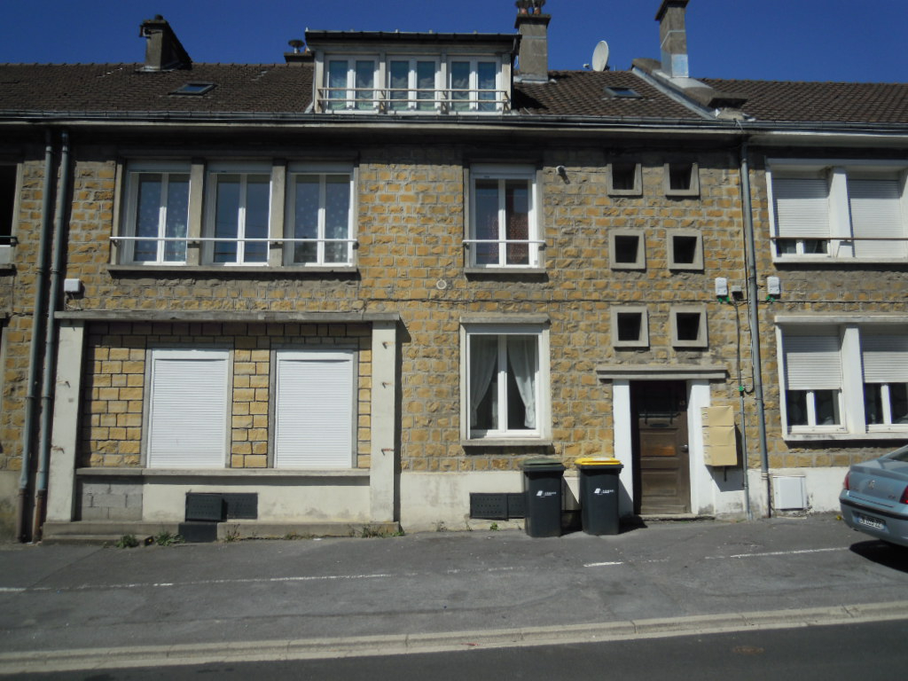 IMMEUBLE DE 200 M2 SH AVEC TROIS APPARTEMENTS A NOUZONVILLE