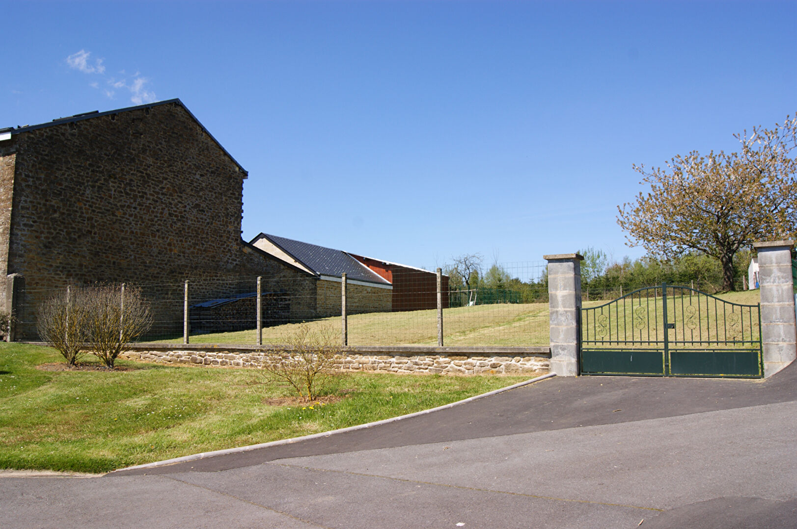 Terrain constructible de 1226 m2 à HARCY