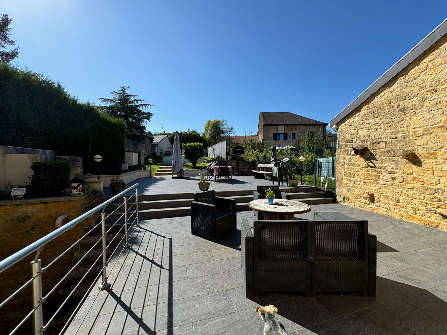 Lot de 2 maisons en pierre une de 166 m² SH avec un garage terrasse et piscine, 1 de 83 m² avec un jardin louée 610 €/ mois à FAGNON