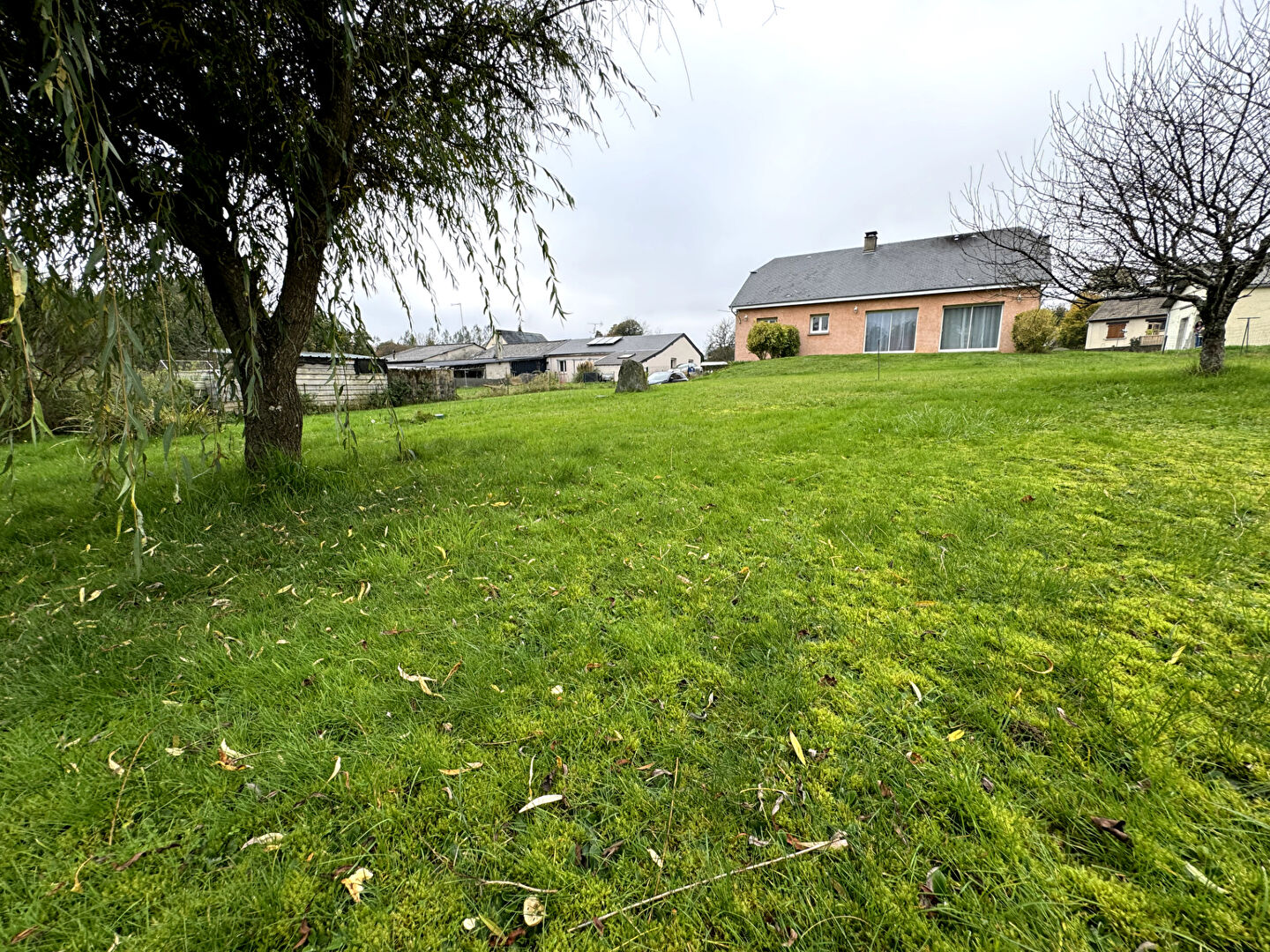 Pavillon de plain pied de 107 m2 SH sur 1522 m2 de terrain à SÉCHEVAL