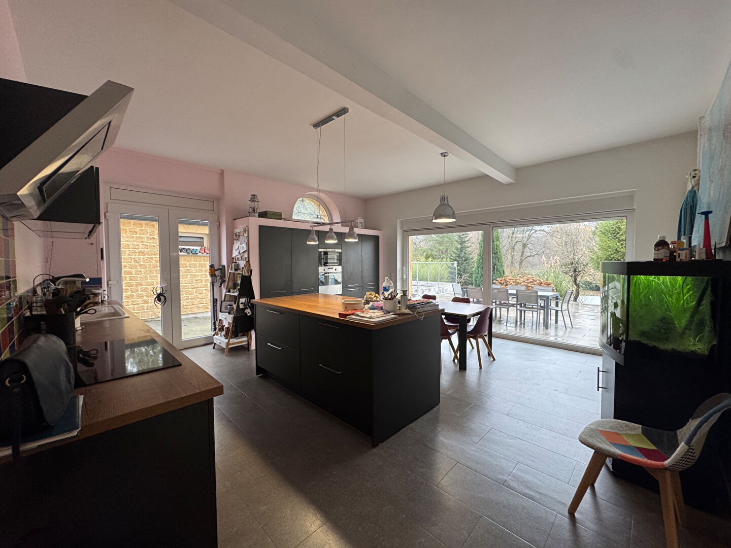 Maison de pierre de 300 m2 SH sur 1900 m2 de terrain avec piscine à Montcy St Pierre