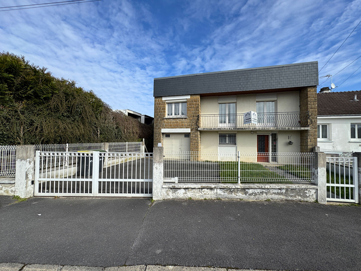 Maison à rénover de 124 m2 SH avec garage et terrain à Prix Les Mézières