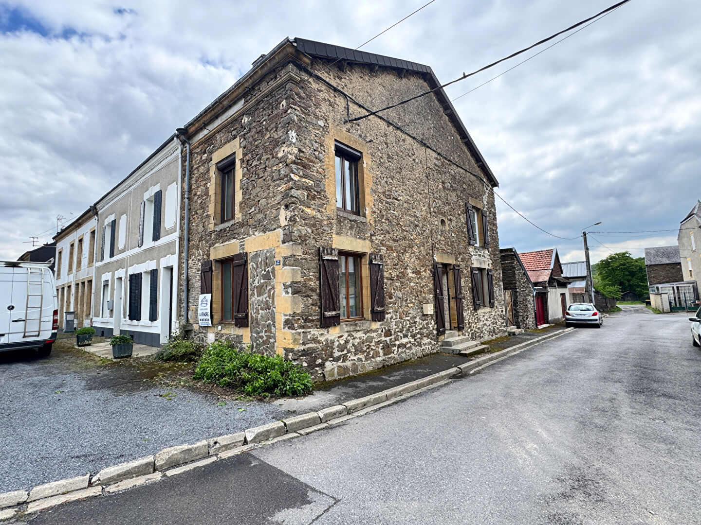 Maison de pierre rénovée de 115 m2 SH avec 1 cour à Gespunsart proche de la Belgique