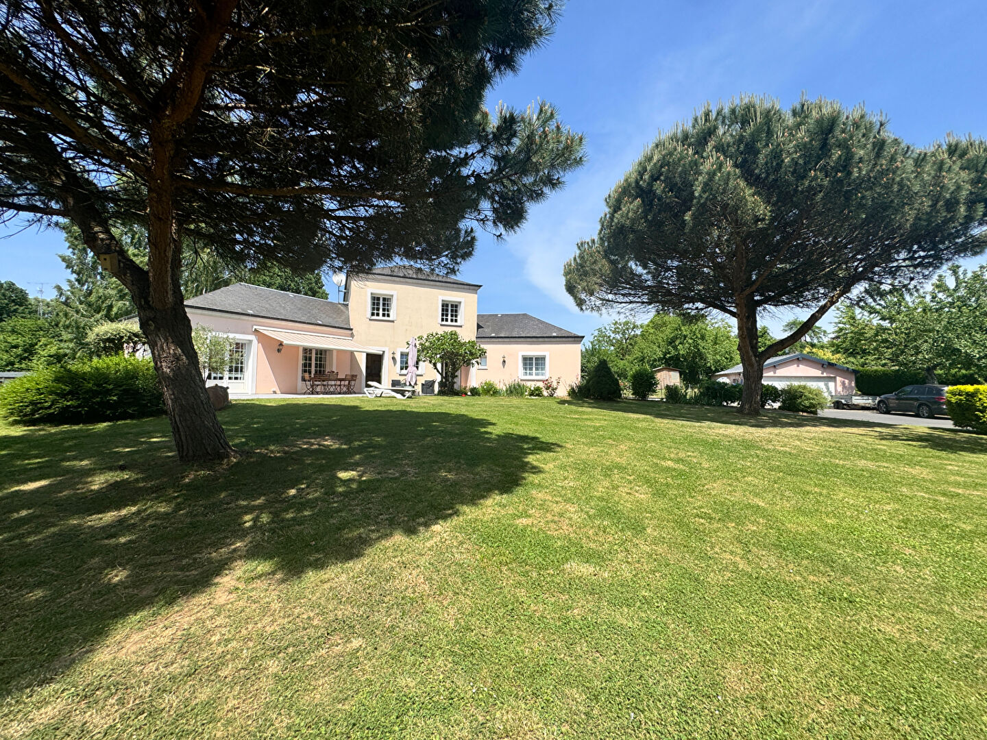 Maison de plain pied de 186 m2 SH sur 3047 m2 de terrain à Vivier au Court