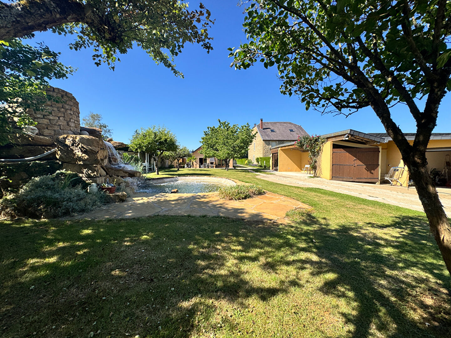 Grande Maison de 237 m2 SH sur 1793 m2 de terrain avec 3 garages à Aiglemont