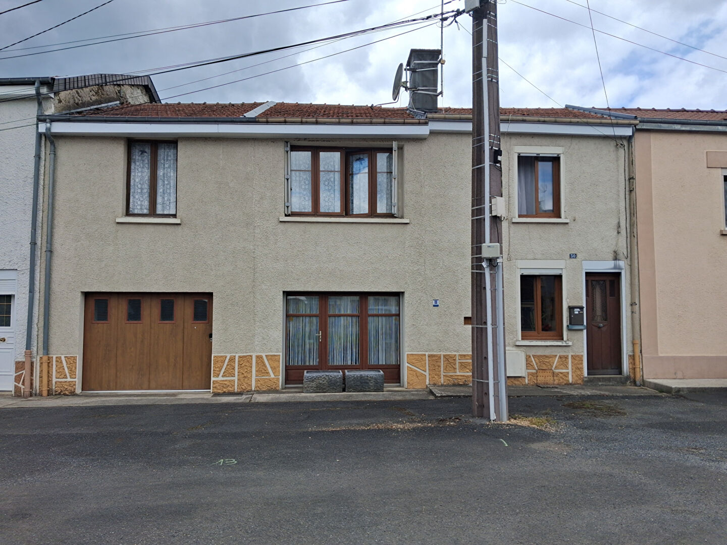 Maison mitoyenne de 90 m2 sh avec un terrain et un garage à GESPUNSART