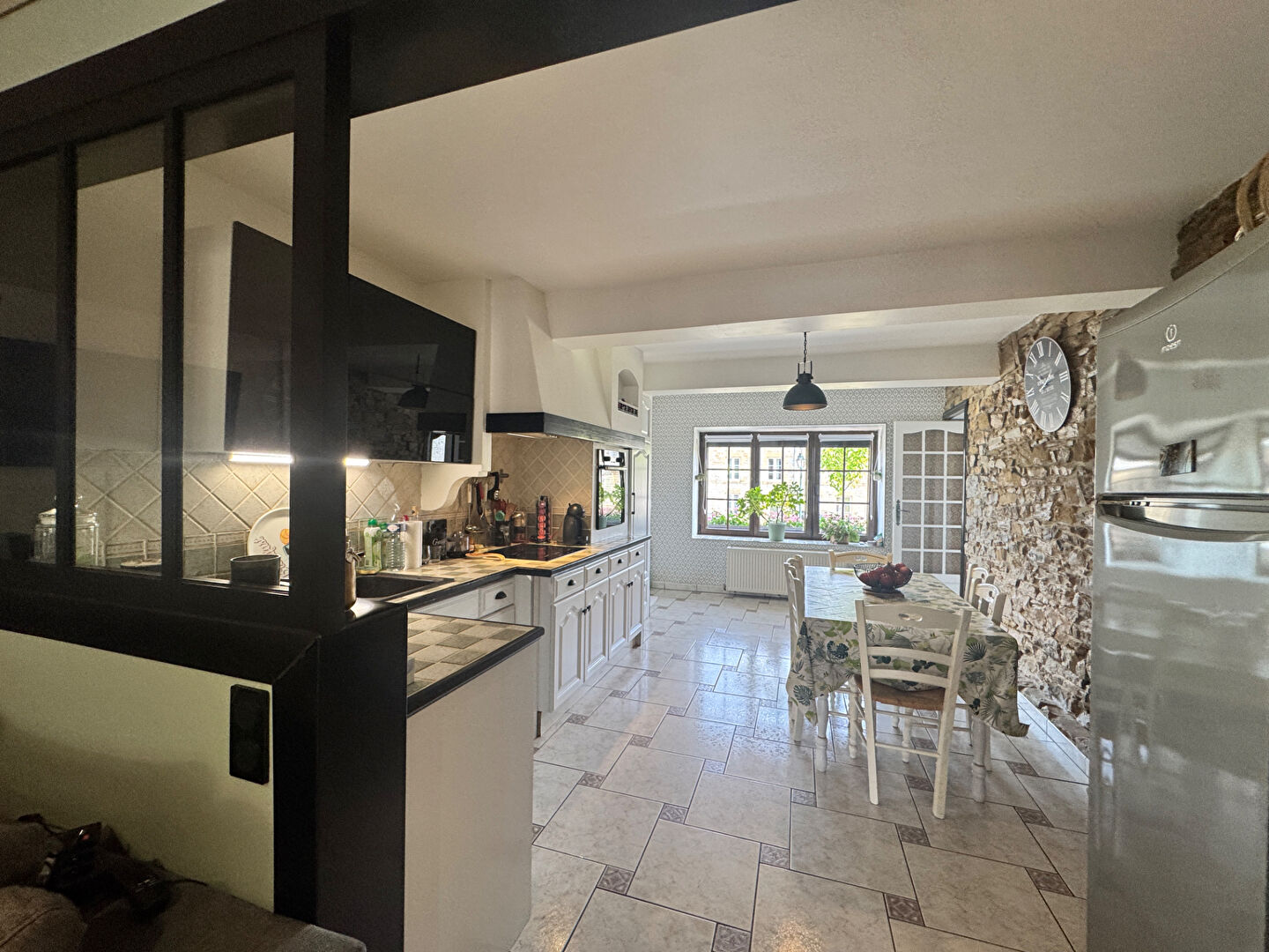 Maison de pierre rénovée de 175 m2 SH avec 1 garage et jardin à Harcy